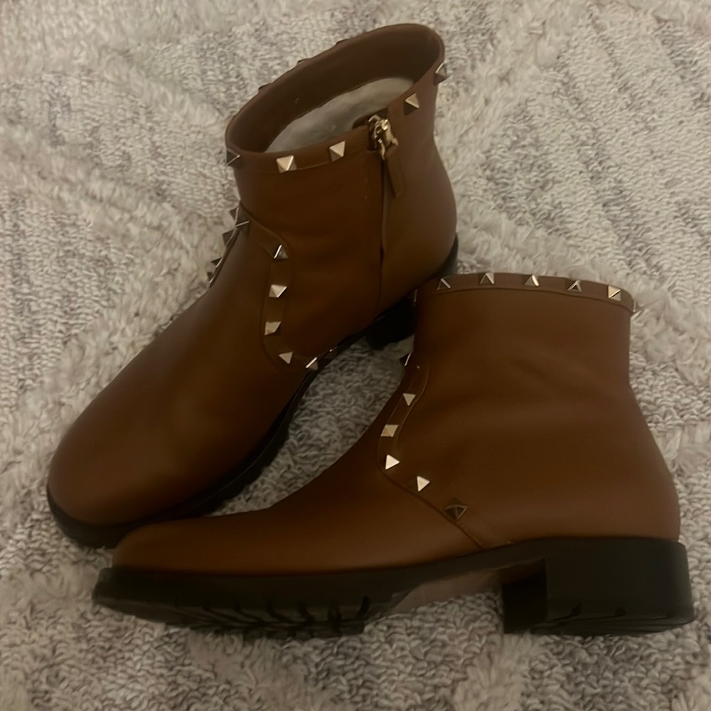 VALENTINO BOOTS. Size 40EU.Near Perfect condition